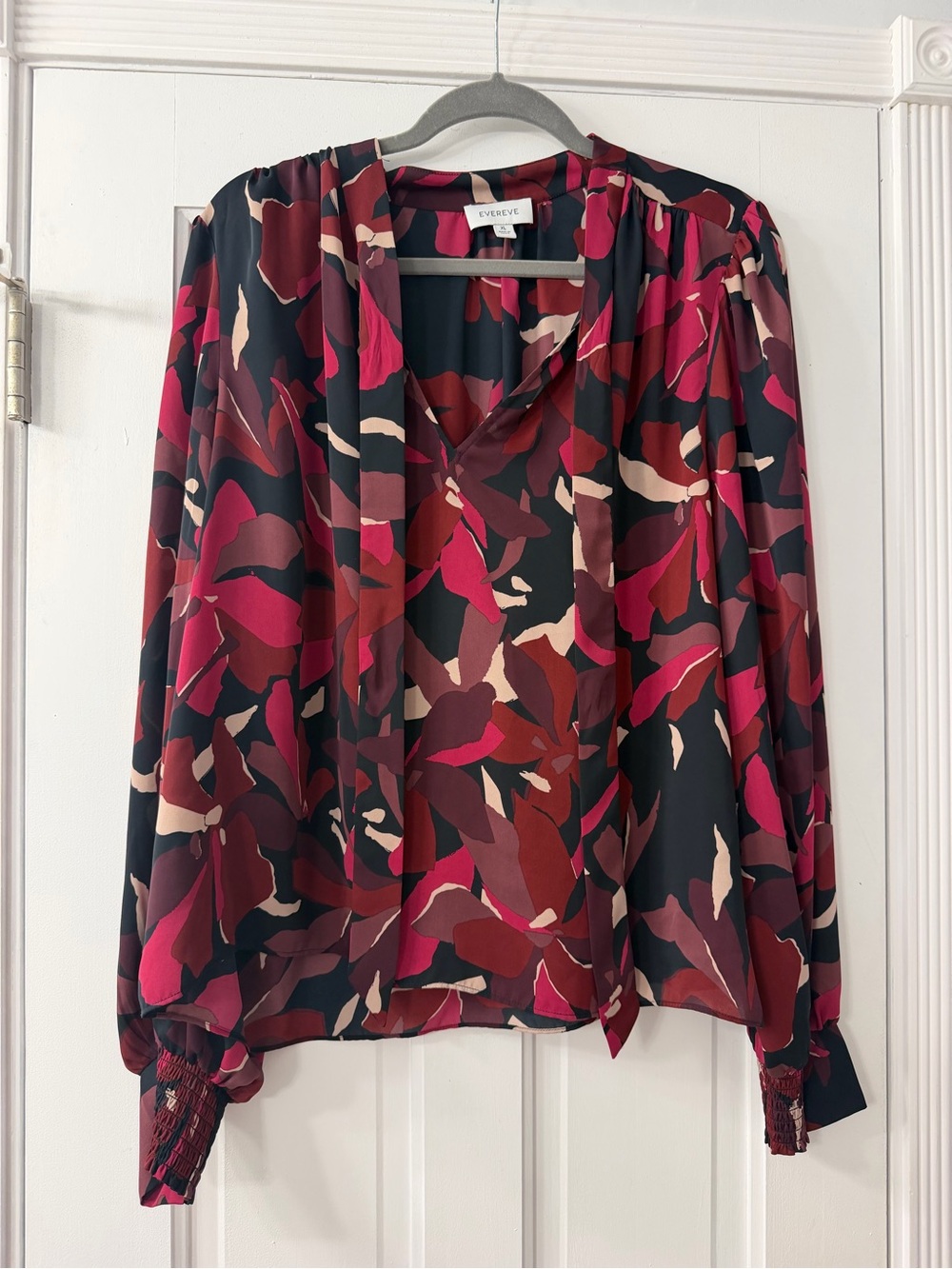 Evereve Multicolor Red and Cream Abstract Tie-Neck Blouse